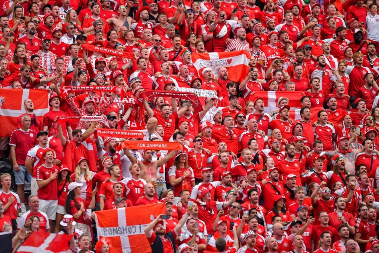 Federația daneză îi caută pe fanii care au afișat un banner împotriva UEFA pentru a-i pune să plătească amenda_1
