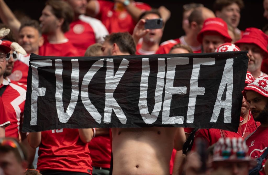 Federația daneză îi caută pe fanii care au afișat un banner împotriva UEFA pentru a-i pune să plătească amenda_4