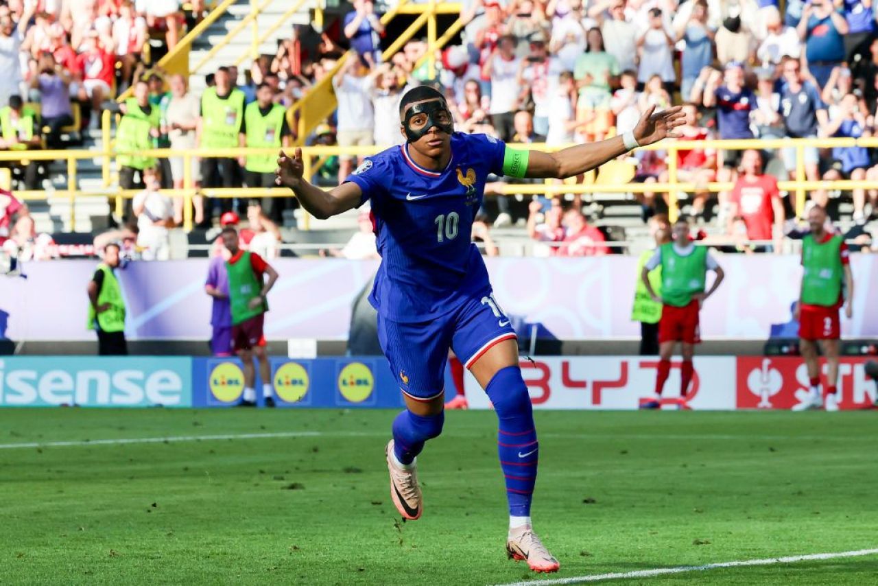 Kylian Mbappe, primul gol din carieră la EURO! Ce a făcut cu masca imediat după penalty-ul transformat contra Poloniei_3