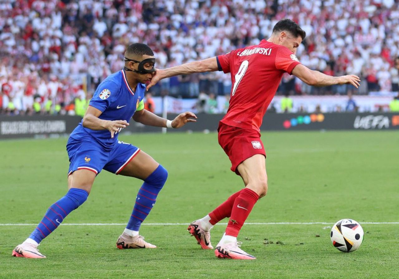 Mbappe l-ar fi înjurat pe Lewandowski după ce a fost lovit în față. Ce a urmat imediat după meci_9
