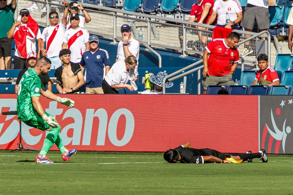 Momente dramatice la Copa America: un arbitru s-a prăbușit pe teren_4