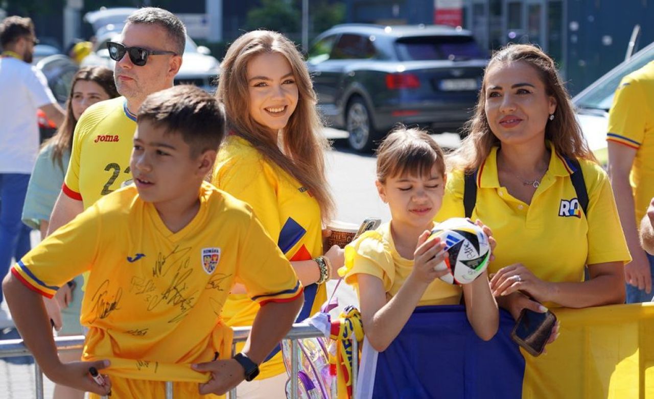 Tricolorii s-au întâlnit cu fanii naționalei înainte de meciul cu Slovacia, azi de la 19:00 pe PRO TV și VOYO! ”În Germania ne simțim ca acasă!”_1