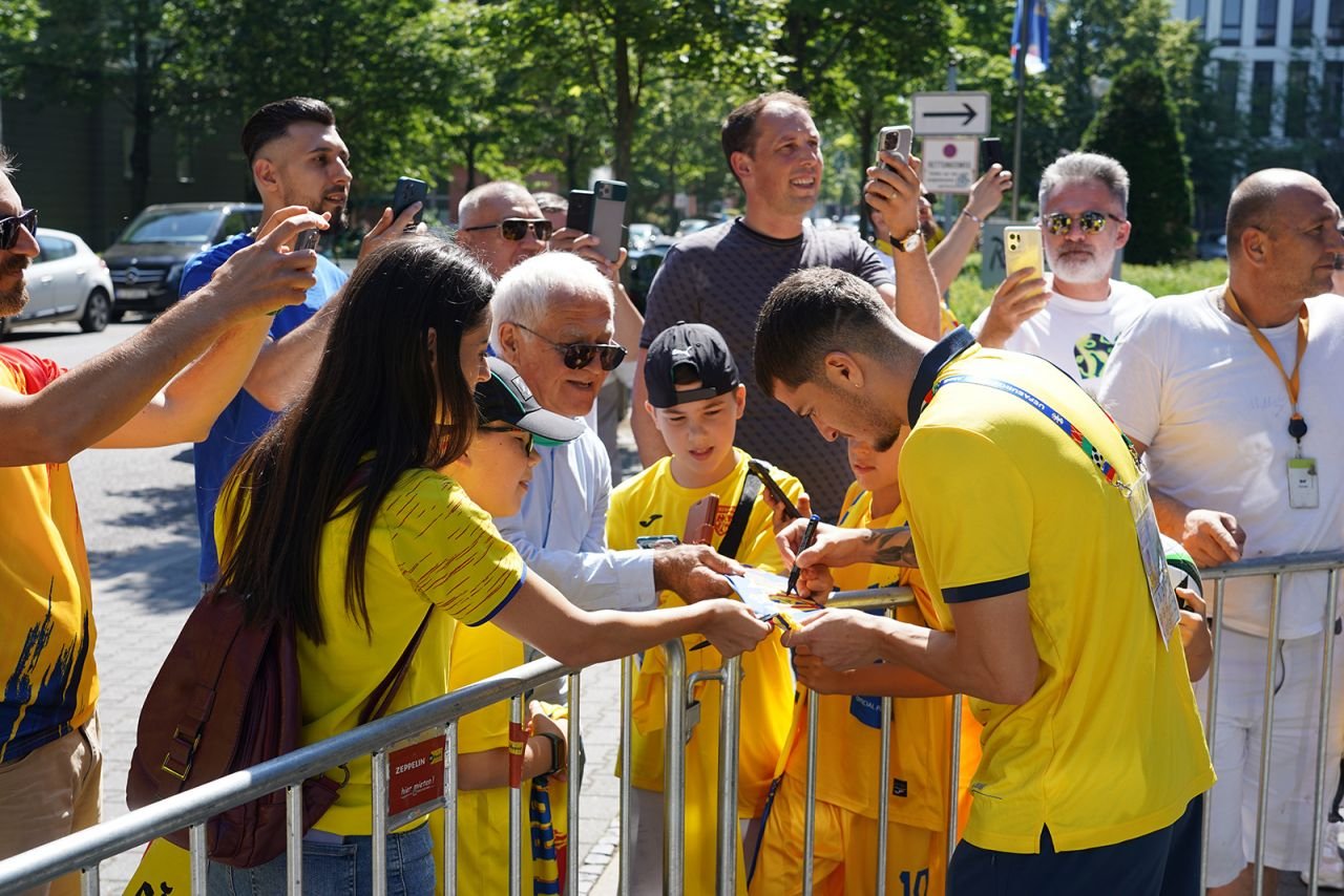Tricolorii s-au întâlnit cu fanii naționalei înainte de meciul cu Slovacia, azi de la 19:00 pe PRO TV și VOYO! ”În Germania ne simțim ca acasă!”_7