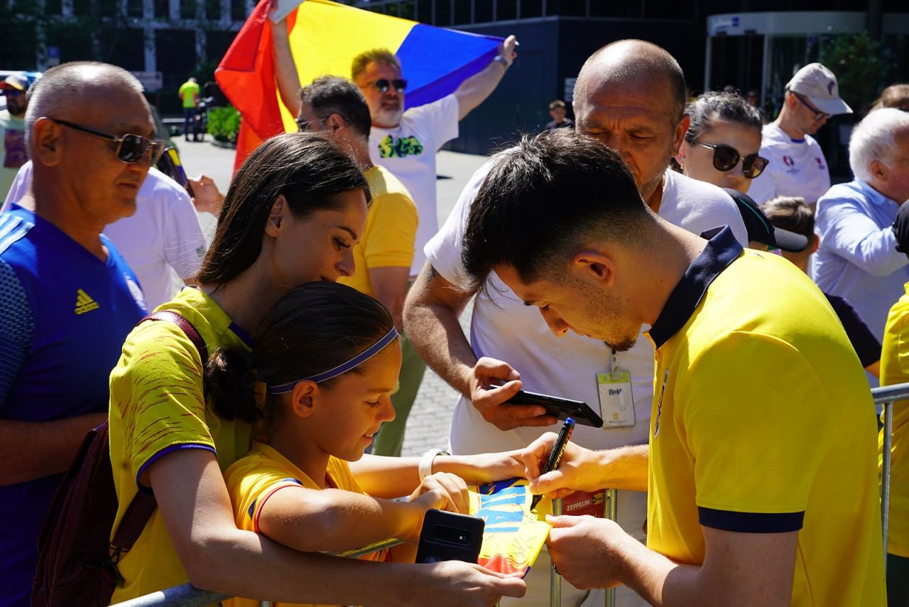 Tricolorii s-au întâlnit cu fanii naționalei înainte de meciul cu Slovacia, azi de la 19:00 pe PRO TV și VOYO! ”În Germania ne simțim ca acasă!”_8