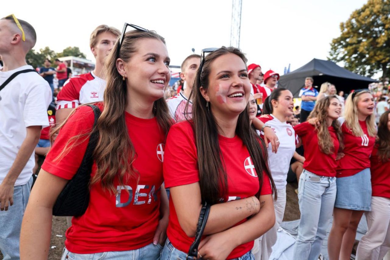 Frumusețile de la EURO 2024! Imagini spectaculoase cu fanele care au făcut senzație în tribune _78