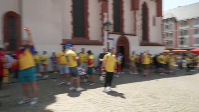 Românii au luat cu asalt centrul orașului Frankfurt înaintea meciului decisiv cu Slovacia_2