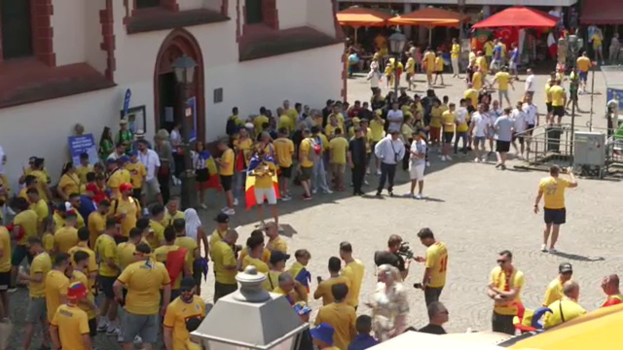 Românii au luat cu asalt centrul orașului Frankfurt înaintea meciului decisiv cu Slovacia_7