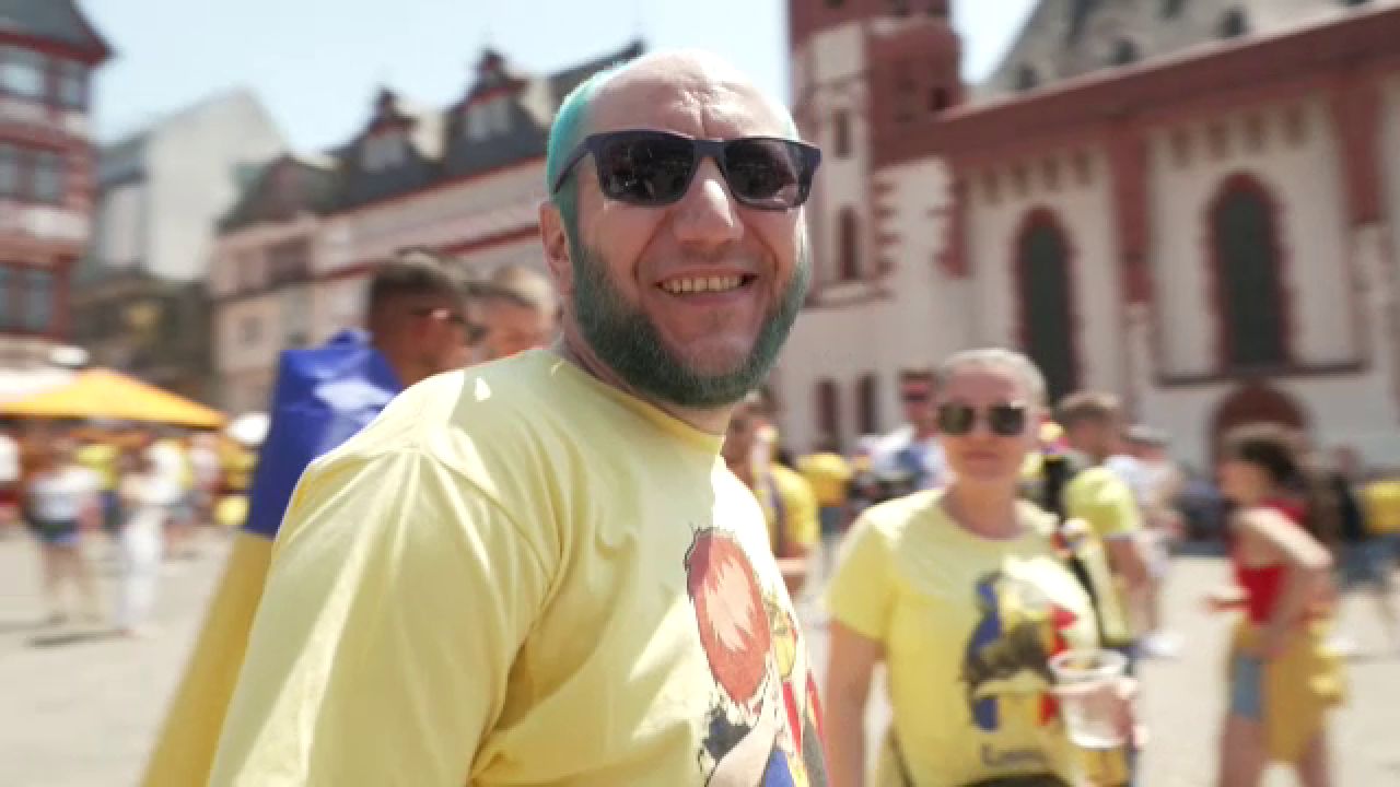 Românii au luat cu asalt centrul orașului Frankfurt înaintea meciului decisiv cu Slovacia_8