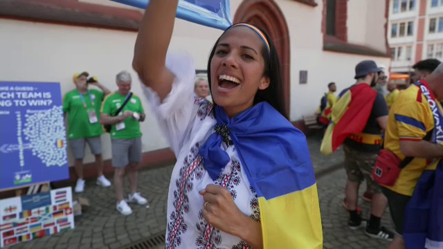Românii au luat cu asalt centrul orașului Frankfurt înaintea meciului decisiv cu Slovacia_9