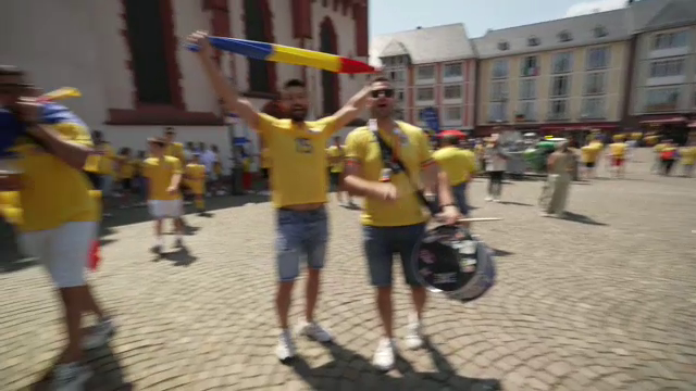 Românii au luat cu asalt centrul orașului Frankfurt înaintea meciului decisiv cu Slovacia_11