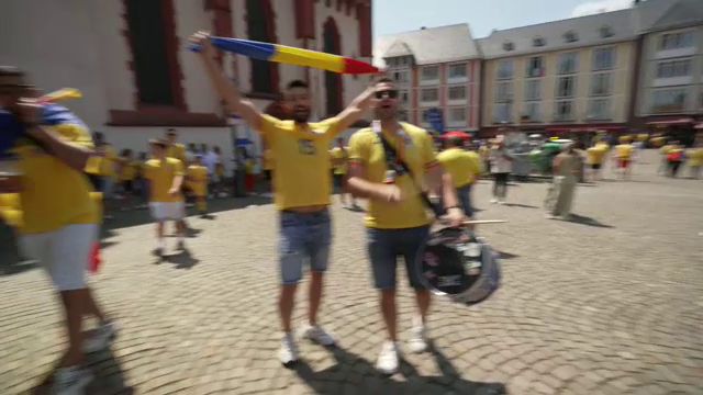 Românii au luat cu asalt centrul orașului Frankfurt înaintea meciului decisiv cu Slovacia_11
