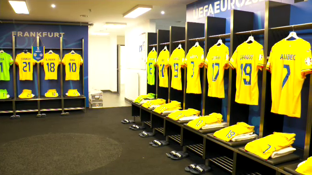 Tricolorii, întâmpinați de sute de fani înainte de meciul decisiv pentru optimile EURO 2024. Imagini spectaculose de la Frankfurt_5