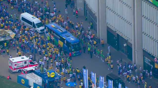 Tricolorii, întâmpinați de sute de fani înainte de meciul decisiv pentru optimile EURO 2024. Imagini spectaculose de la Frankfurt_12