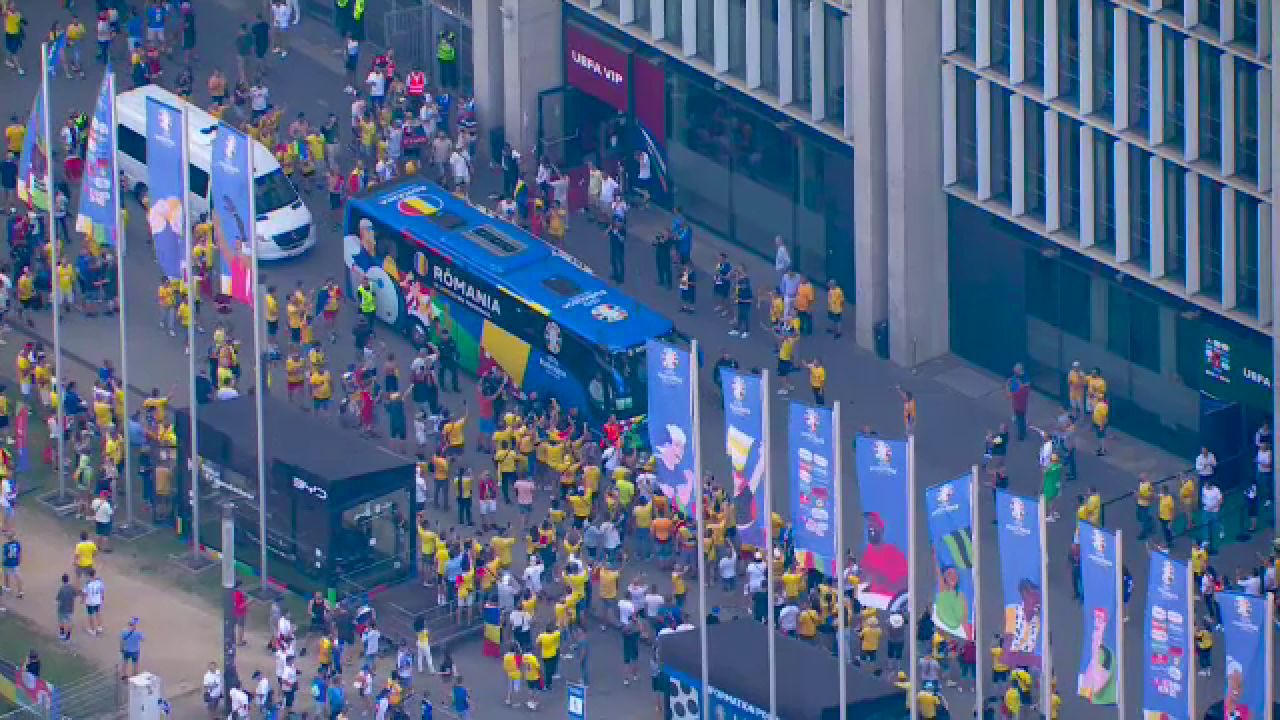 Tricolorii, întâmpinați de sute de fani înainte de meciul decisiv pentru optimile EURO 2024. Imagini spectaculose de la Frankfurt_13