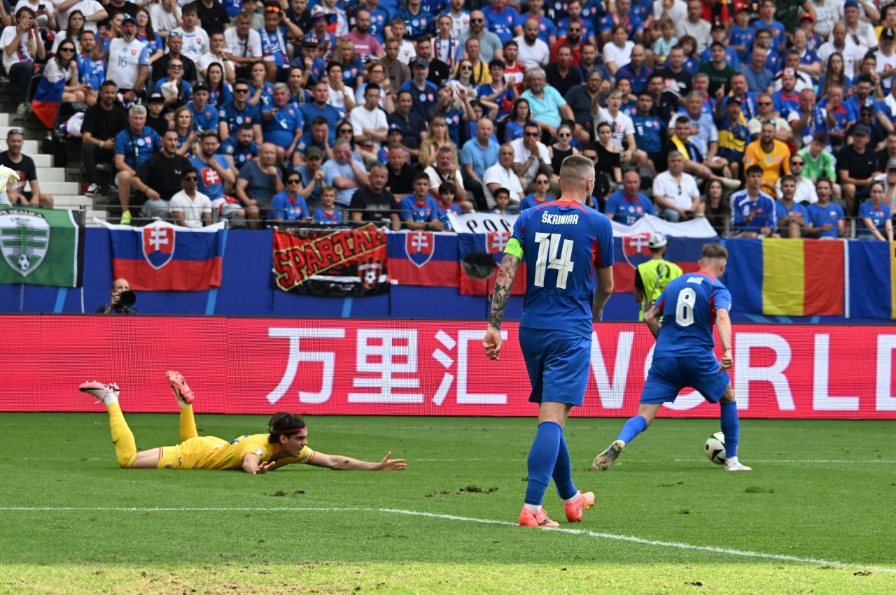 Reacția slovacilor după ce Rom&acirc;nia a primit un penalty la VAR: &rdquo;Contactul s-a produs &icirc;n afara careului!&rdquo;