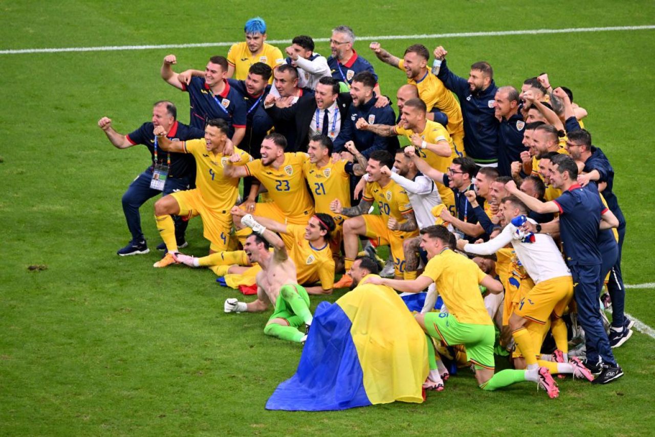 Ce bucurie! Jucătorii au sărbătorit alături de fani calificarea în optimile EURO 2024: imagini impresionante _2