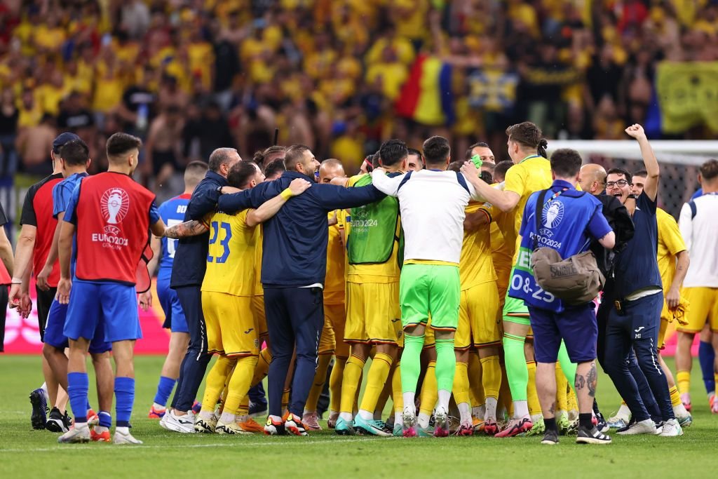 Ce bucurie! Jucătorii au sărbătorit alături de fani calificarea în optimile EURO 2024: imagini impresionante _3