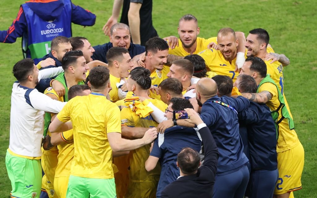 Ce bucurie! Jucătorii au sărbătorit alături de fani calificarea în optimile EURO 2024: imagini impresionante _6