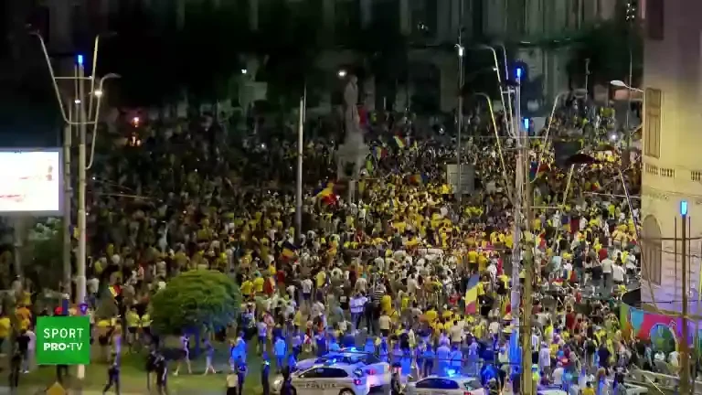 Mii de suporteri s-au strâns la Piața Universității