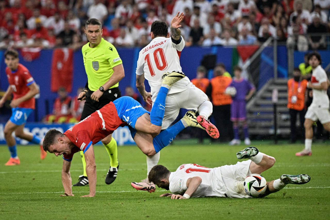 EURO 2024 | Cehia - Turcia 1-2. Istvan Kovacs a &icirc;mpărțit 17 cartonașe galbene și două &rdquo;roșii&rdquo;. Conflict uriaș la final