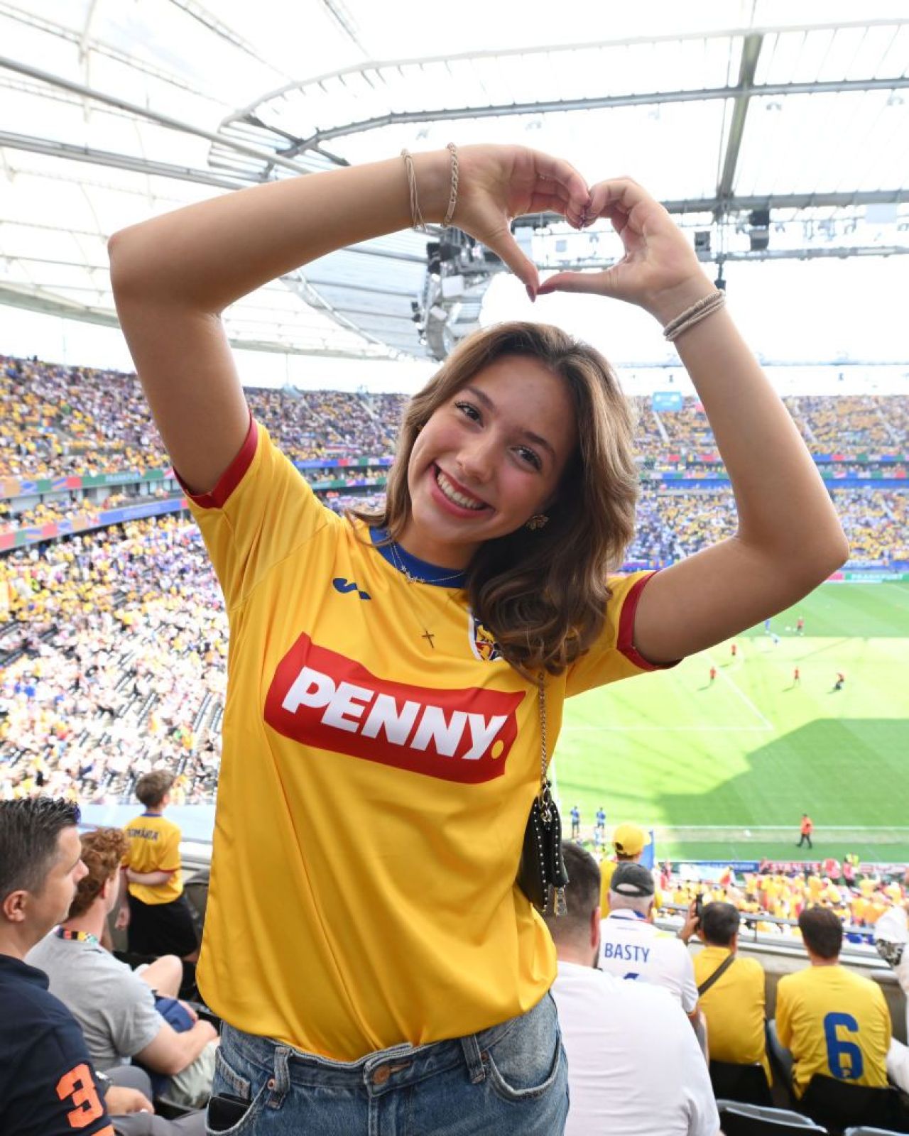 Frumusețile de la EURO 2024! Imagini spectaculoase cu fanele care au făcut senzație în tribune _81