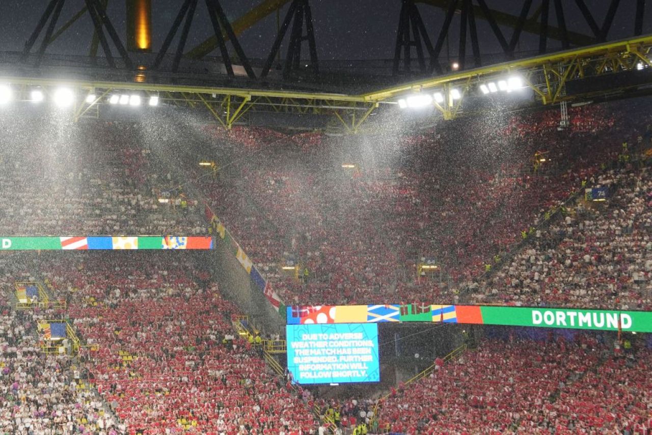 Imagini incredibile de la Dortmund! Meciul dintre Germania și Danemarca a fost întrerupt în minutul 35 din cauza condițiilor meteo_2