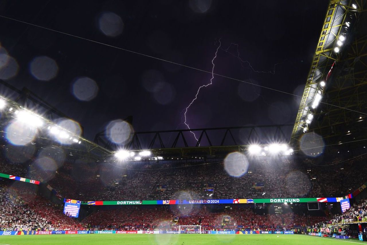 Imagini incredibile de la Dortmund! Meciul dintre Germania și Danemarca a fost întrerupt în minutul 35 din cauza condițiilor meteo_1