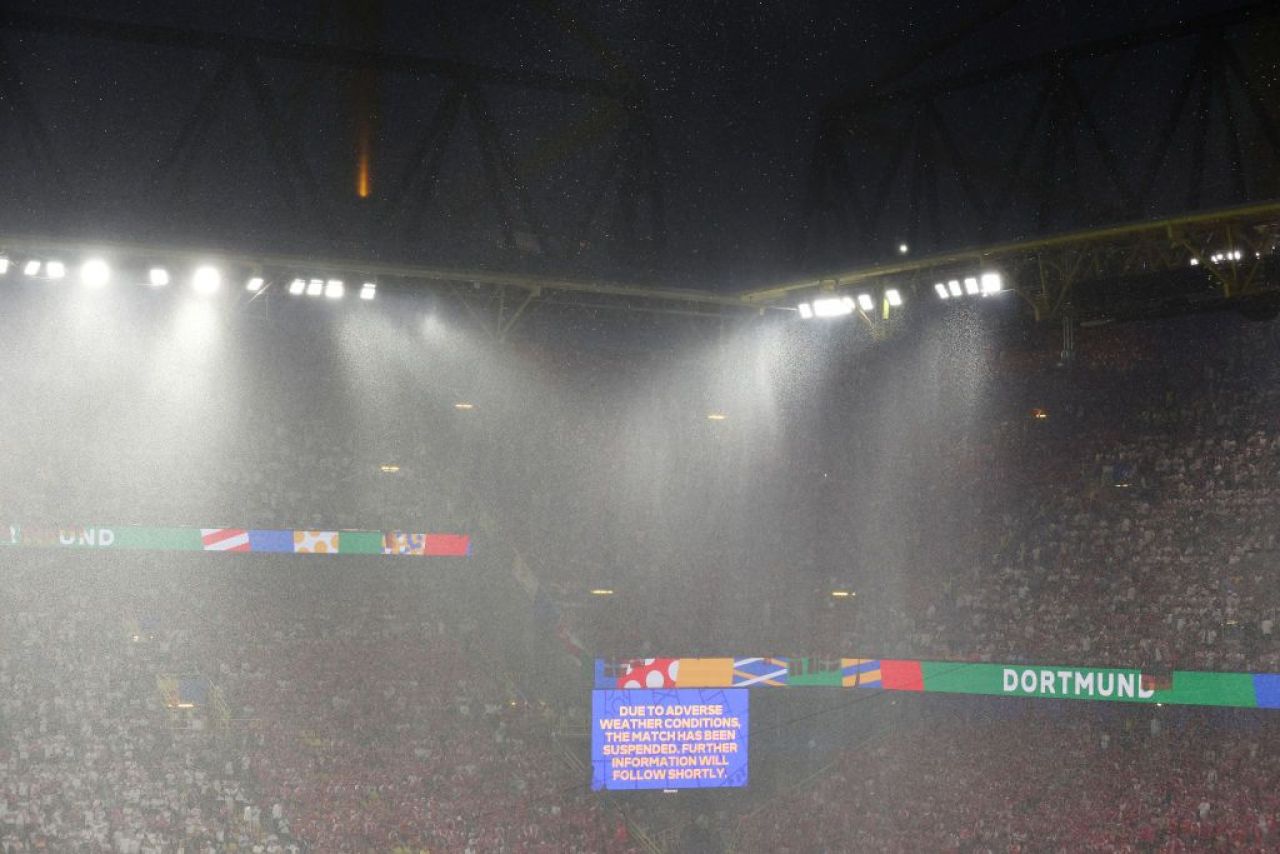 Imagini incredibile de la Dortmund! Meciul dintre Germania și Danemarca a fost întrerupt în minutul 35 din cauza condițiilor meteo_6