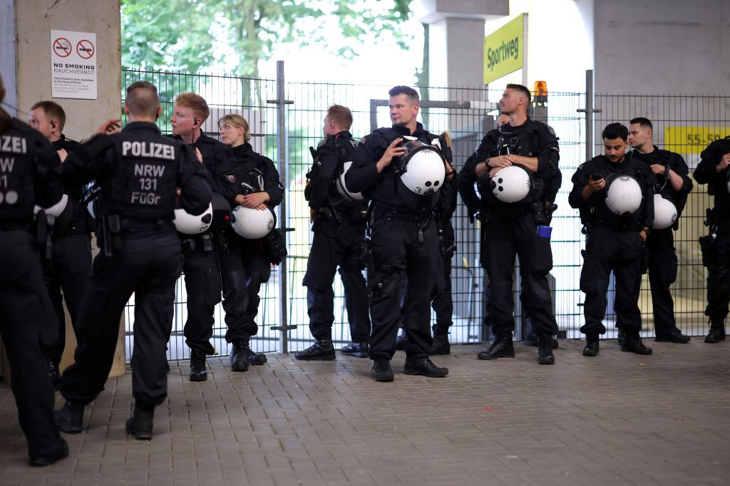 Nemții iau atitudine &icirc;n cazul polițiștilor care intră pe stadion ca să vadă meciurile. Parchetul investighează doi ofițeri