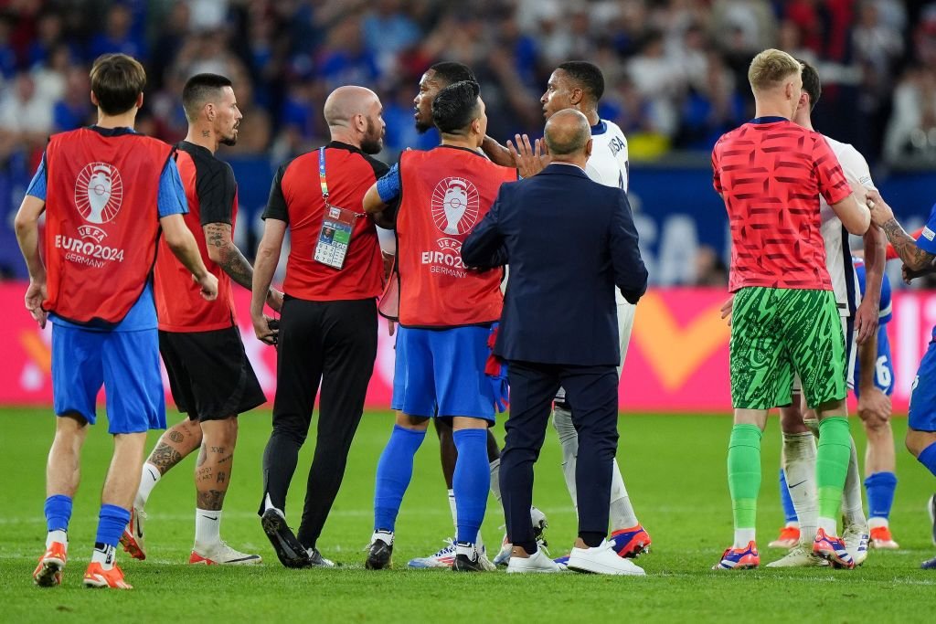 Scene uluitoare la EURO 2024! Starul Angliei a sărit să îl bată pe selecționerul Slovaciei: ”Nemernic chelios!”_6