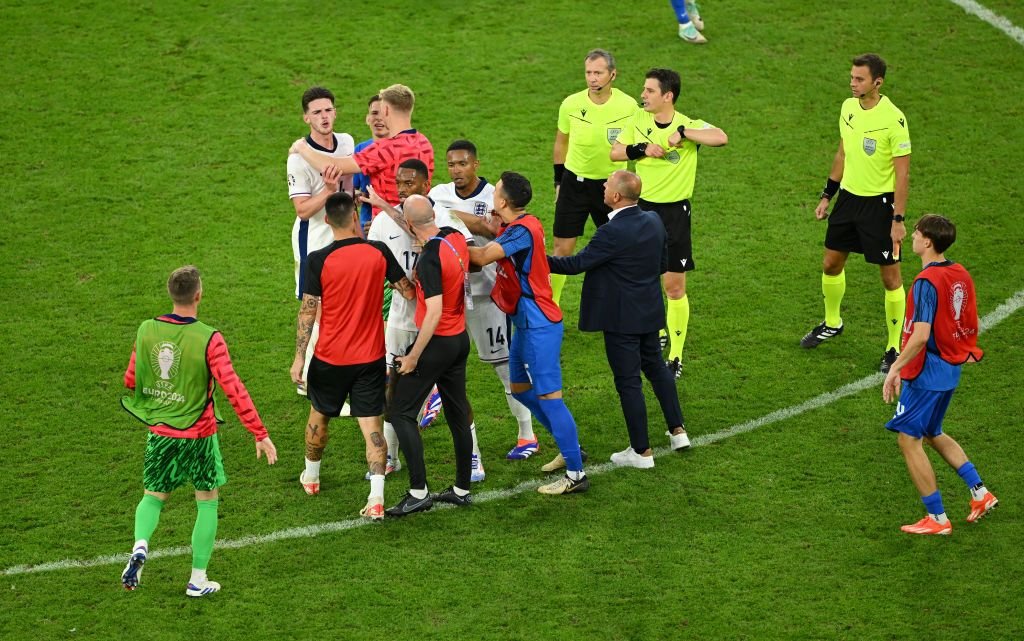 Scene uluitoare la EURO 2024! Starul Angliei a sărit să îl bată pe selecționerul Slovaciei: ”Nemernic chelios!”_8