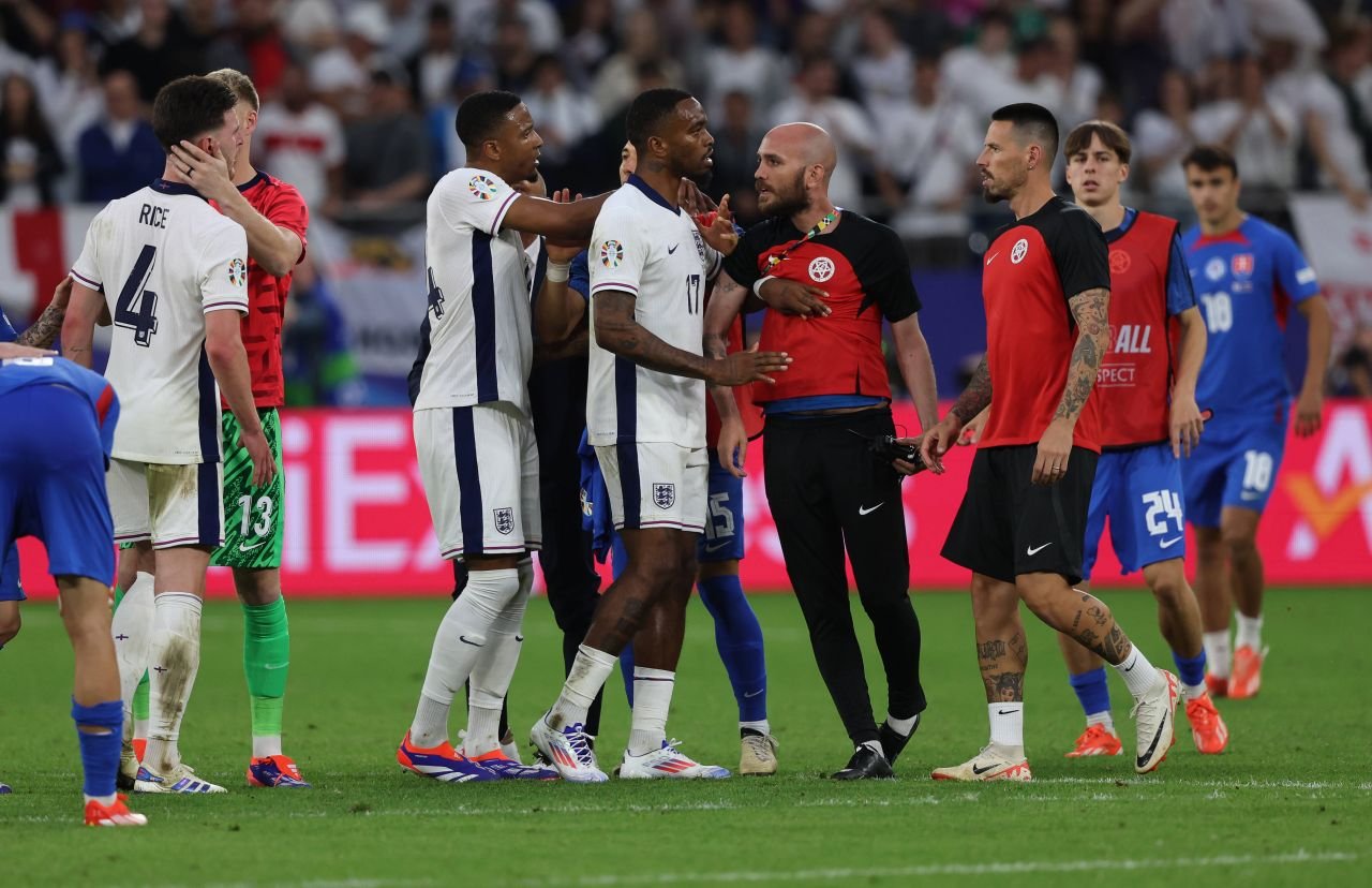 Scene uluitoare la EURO 2024! Starul Angliei a sărit să îl bată pe selecționerul Slovaciei: ”Nemernic chelios!”_12