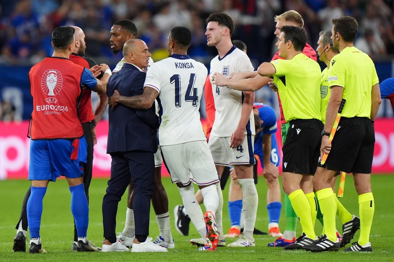 Scene uluitoare la EURO 2024! Starul Angliei a sărit să îl bată pe selecționerul Slovaciei: ”Nemernic chelios!”_15
