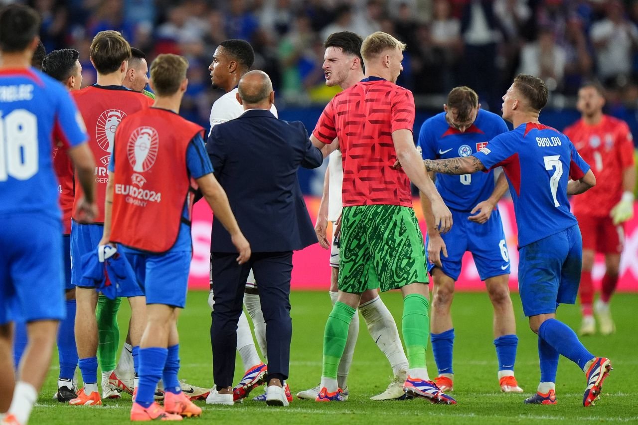 Scene uluitoare la EURO 2024! Starul Angliei a sărit să îl bată pe selecționerul Slovaciei: ”Nemernic chelios!”_16