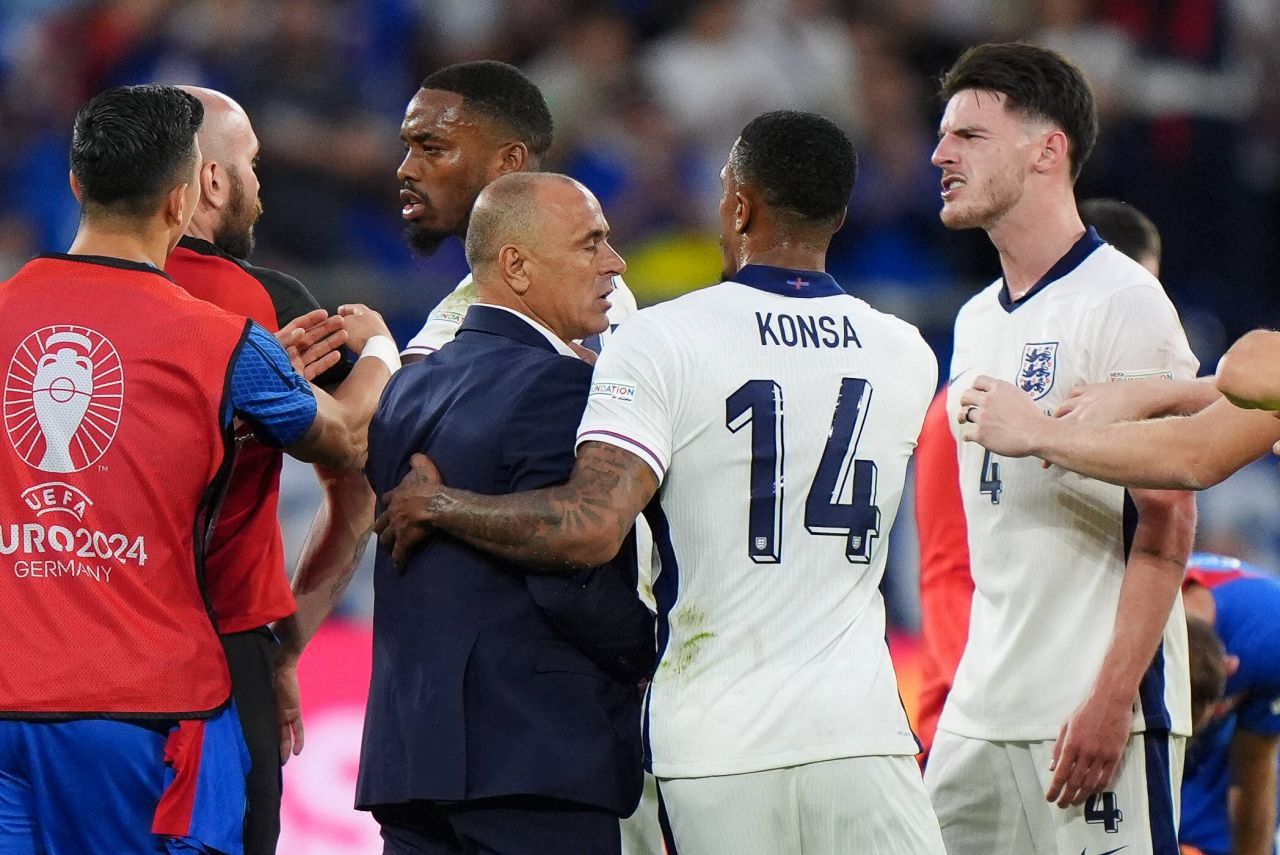 Scene uluitoare la EURO 2024! Starul Angliei a sărit să îl bată pe selecționerul Slovaciei: ”Nemernic chelios!”_1