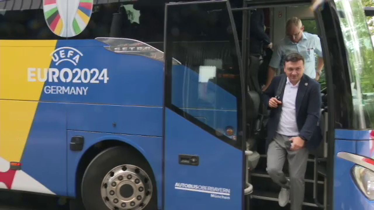 Tricolorii au ajuns la Munchen! Cum au fost surprinși Edi Iordănescu și jucătorii la sosirea la hotel_4