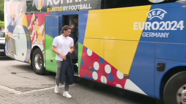 Tricolorii au ajuns la Munchen! Cum au fost surprinși Edi Iordănescu și jucătorii la sosirea la hotel_5