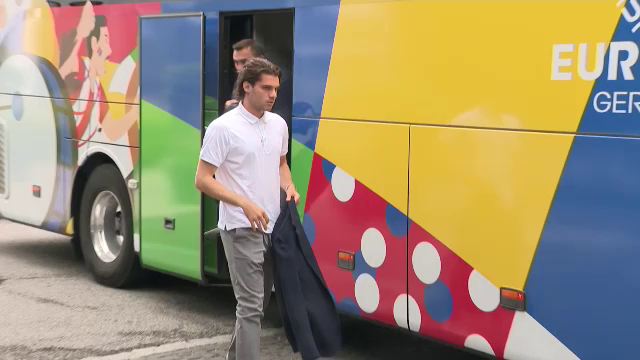 Tricolorii au ajuns la Munchen! Cum au fost surprinși Edi Iordănescu și jucătorii la sosirea la hotel_6