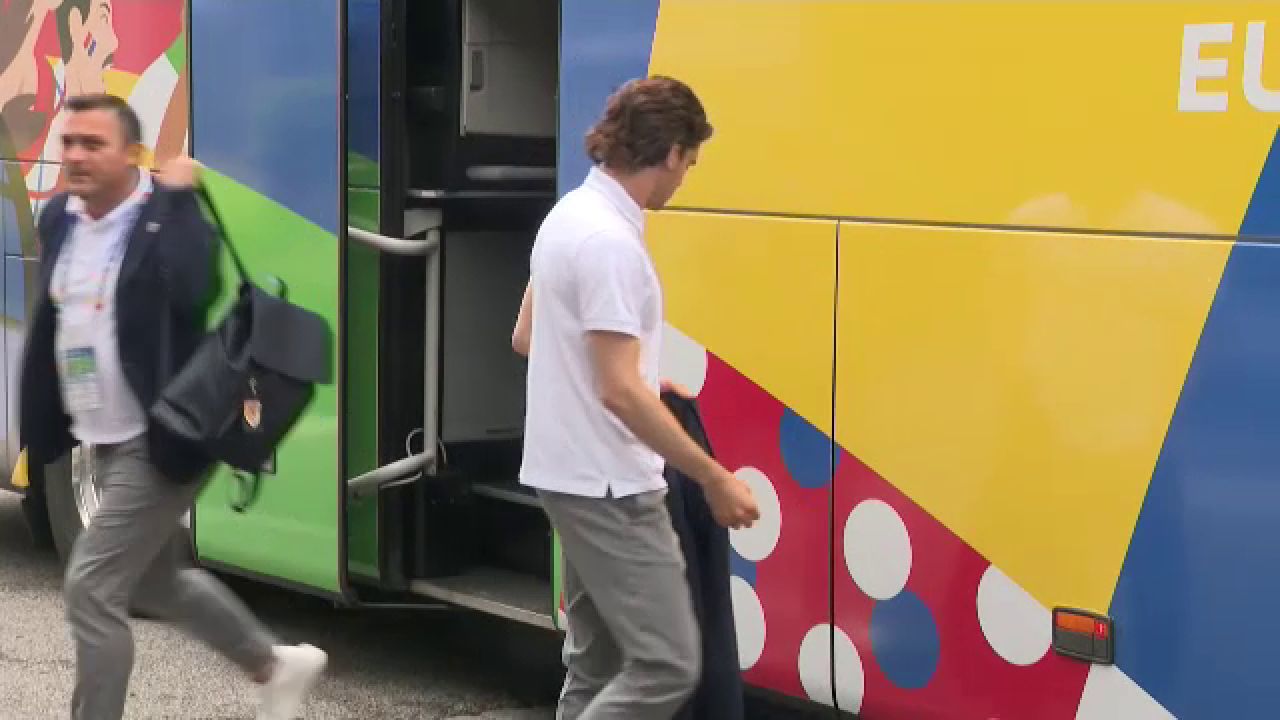 Tricolorii au ajuns la Munchen! Cum au fost surprinși Edi Iordănescu și jucătorii la sosirea la hotel_7