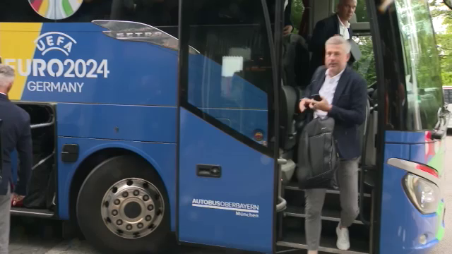 Tricolorii au ajuns la Munchen! Cum au fost surprinși Edi Iordănescu și jucătorii la sosirea la hotel_8