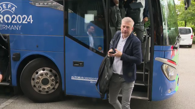 Tricolorii au ajuns la Munchen! Cum au fost surprinși Edi Iordănescu și jucătorii la sosirea la hotel_9