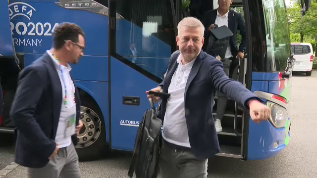 Tricolorii au ajuns la Munchen! Cum au fost surprinși Edi Iordănescu și jucătorii la sosirea la hotel_10