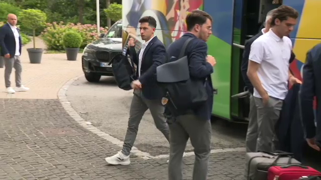 Tricolorii au ajuns la Munchen! Cum au fost surprinși Edi Iordănescu și jucătorii la sosirea la hotel_11