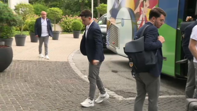 Tricolorii au ajuns la Munchen! Cum au fost surprinși Edi Iordănescu și jucătorii la sosirea la hotel_12