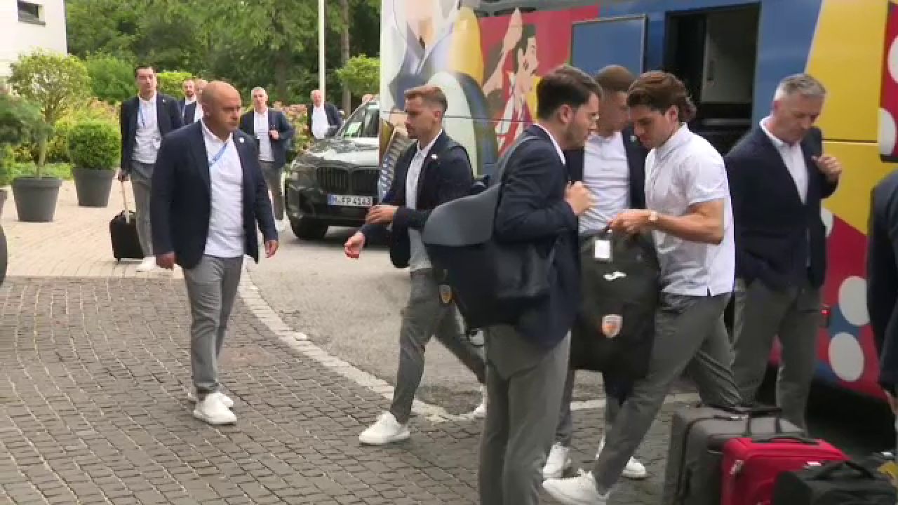 Tricolorii au ajuns la Munchen! Cum au fost surprinși Edi Iordănescu și jucătorii la sosirea la hotel_13
