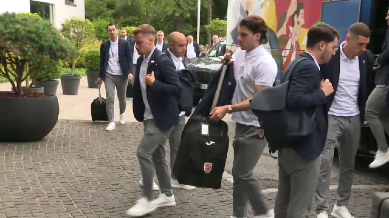 Tricolorii au ajuns la Munchen! Cum au fost surprinși Edi Iordănescu și jucătorii la sosirea la hotel_14