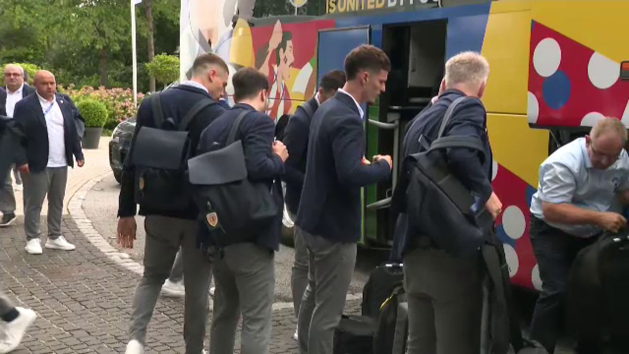 Tricolorii au ajuns la Munchen! Cum au fost surprinși Edi Iordănescu și jucătorii la sosirea la hotel_15