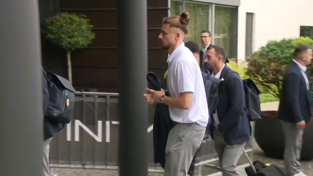 Tricolorii au ajuns la Munchen! Cum au fost surprinși Edi Iordănescu și jucătorii la sosirea la hotel_16