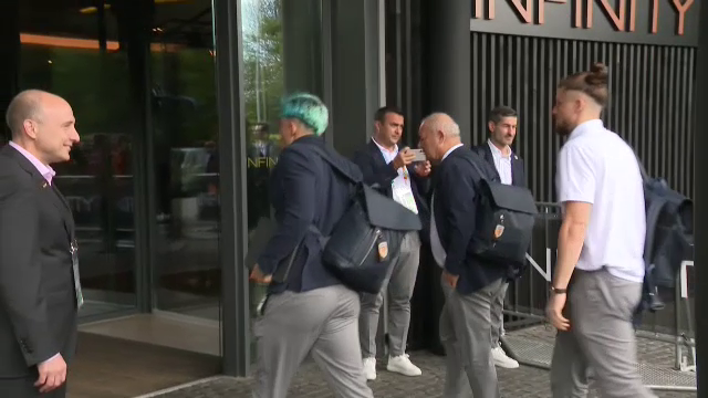 Tricolorii au ajuns la Munchen! Cum au fost surprinși Edi Iordănescu și jucătorii la sosirea la hotel_17