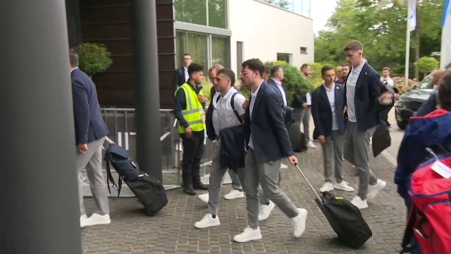 Tricolorii au ajuns la Munchen! Cum au fost surprinși Edi Iordănescu și jucătorii la sosirea la hotel_18